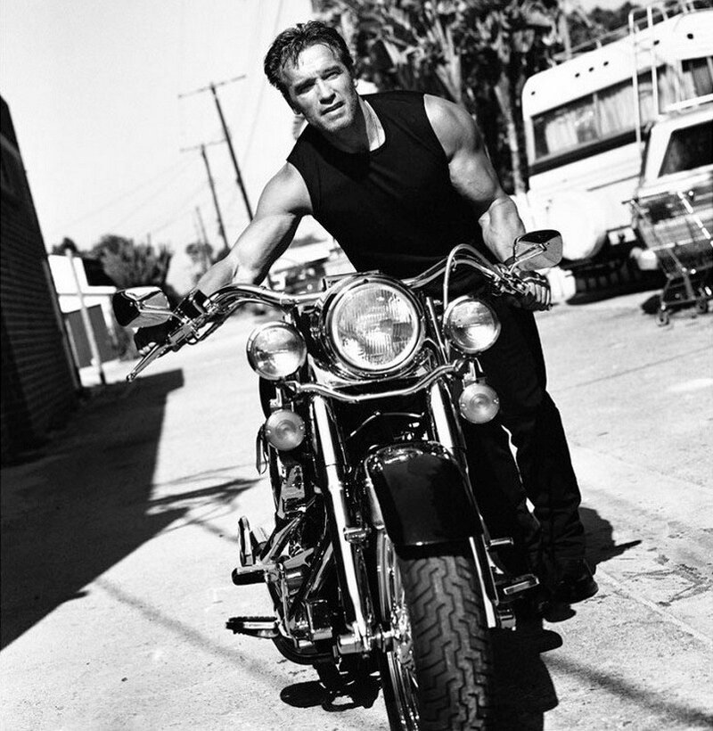 Арни (Arnold Schwarzenegger), фотограф Санте Д’Орацио (Sante D'Orazio). 