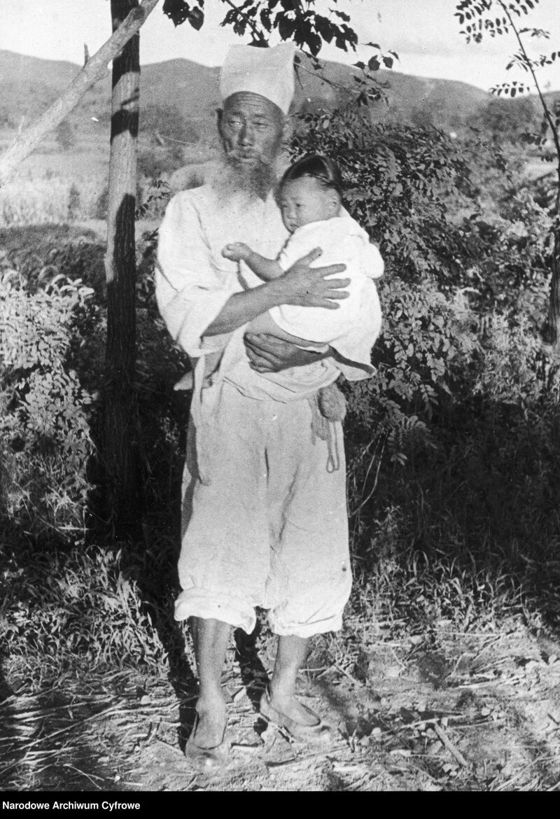 Кореец, присматривающий за ребенком. 1935.