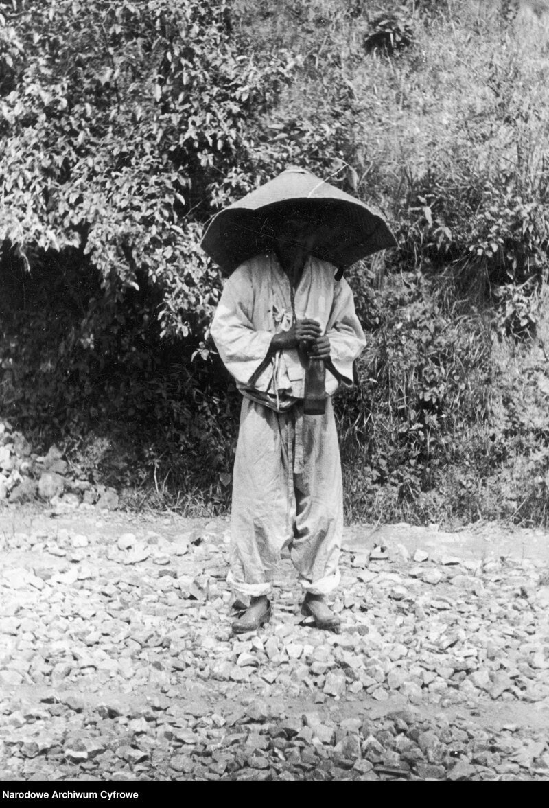 Кореец в солнцезащитной шляпе. 1935.