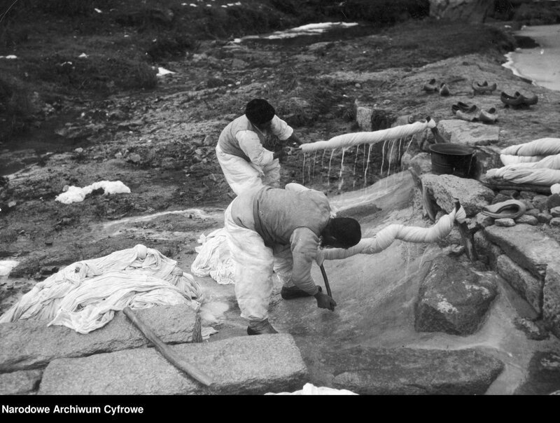 Корейцы стирают в реке вещи. 1932.