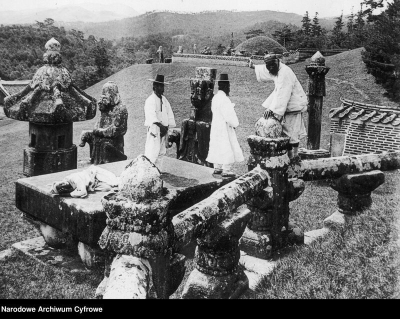Люди, ухаживающие за королевскими могилами. На переднем плане жертвенный каменный алтарь. 1931