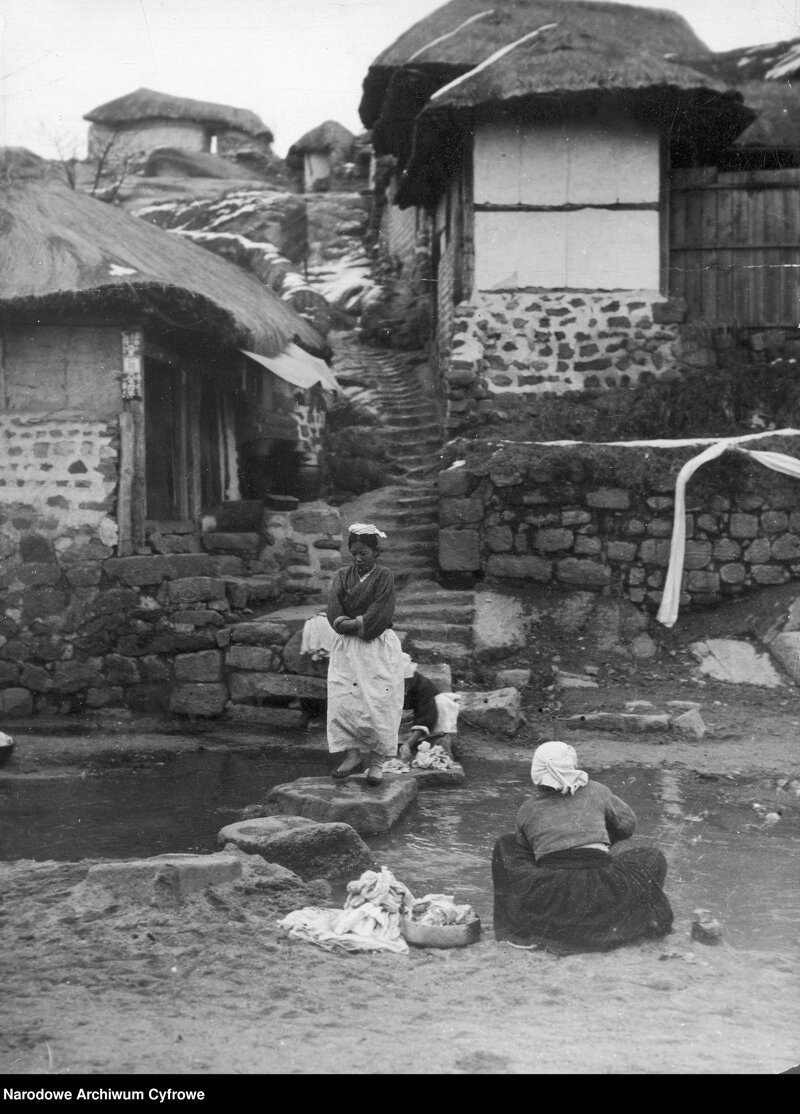 Корейские женщины стирают белье у реки. 1931