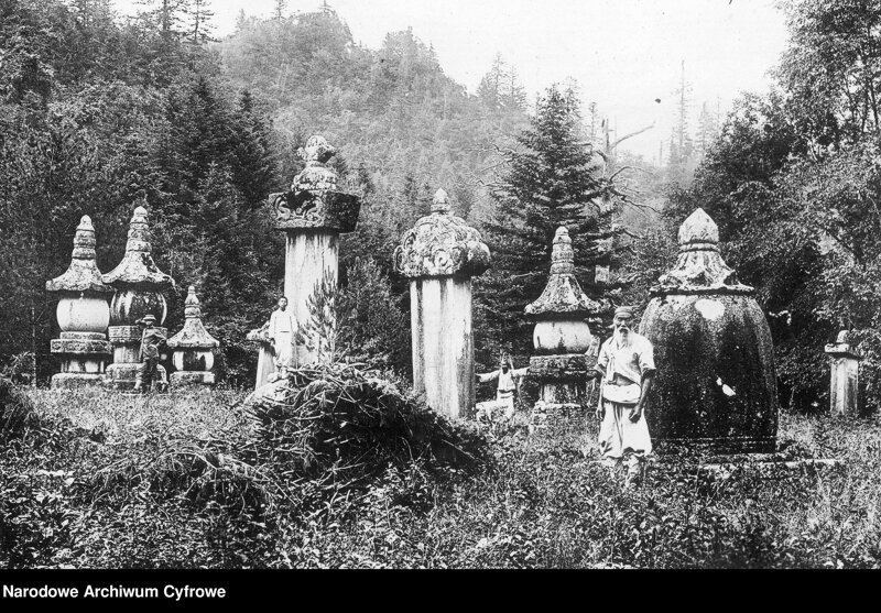 Могильные статуи на кладбище. 1930.