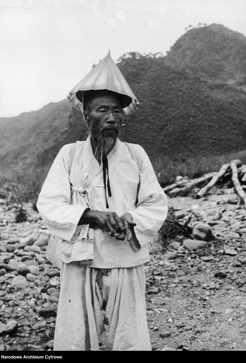Кореец в хранящей его от дождя, смазанной жиром, бумажной шляпе. 1935.