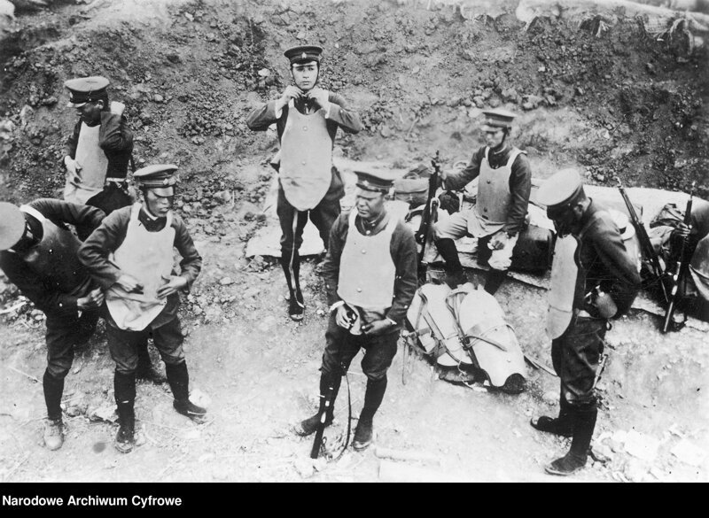 Антикитайские беспорядки в Корее. Японские полицейские готовятся к подавлению беспорядков после инцидента в Ванпаошане. 1931.