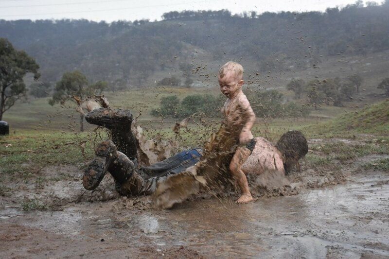 Восхитительный момент: 2-летний мальчик наслаждается первым за несколько месяцев дождем в Австралии
