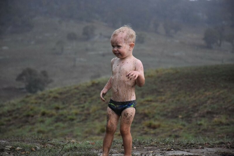 Восхитительный момент: 2-летний мальчик наслаждается первым за несколько месяцев дождем в Австралии