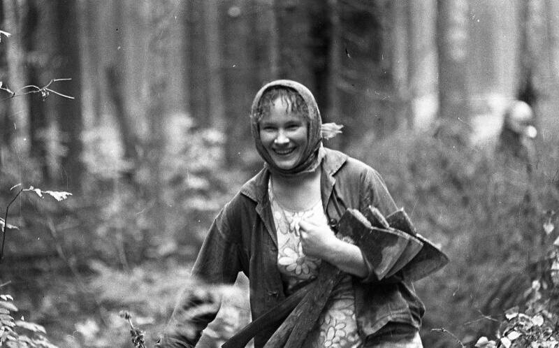 Девушка с топорами Юрий Садовников, 1970-е, Вологодская обл.