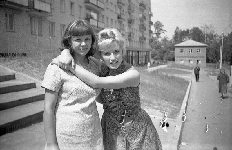 Девушки фотографируются на память во дворе дома Сергей Кочеров, июнь - август 1968 года, г. Красногорск,