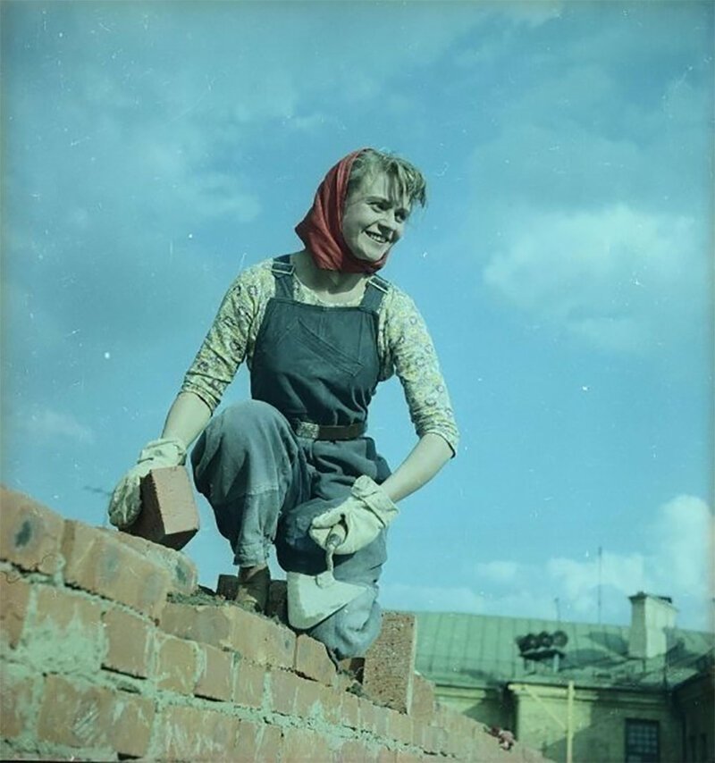 Сидящая девушка-каменщица с мастерком Всеволод Тарасевич, 1960-е, г. Москва