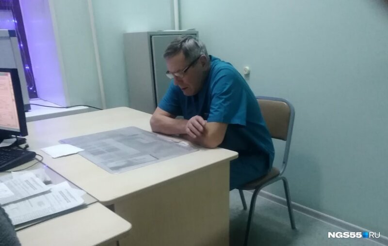 В Омске травматолог отказался принимать пациентов из-за низкой зарплаты и уволился в середине смены