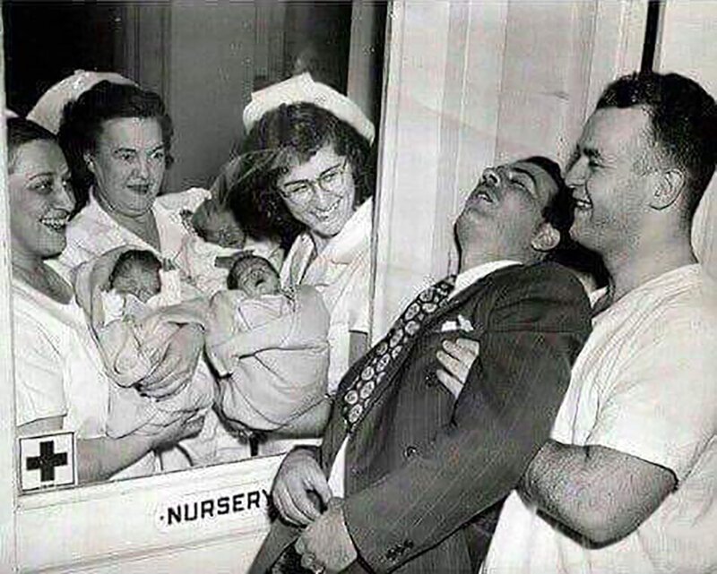 Сотрудники роддома показывают счастливому отцу его новорожденных тройняшек 