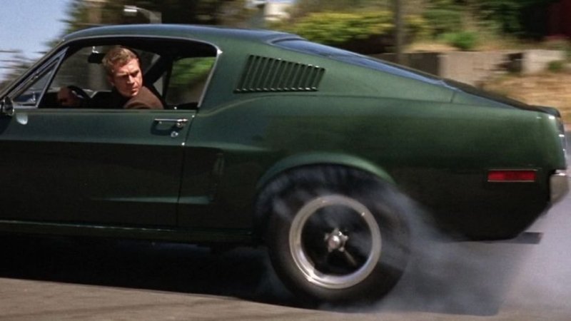 Стив Маккуин дымит резиной Ford Mustang в фильме. На самом деле, дым создавался дым-машиной…