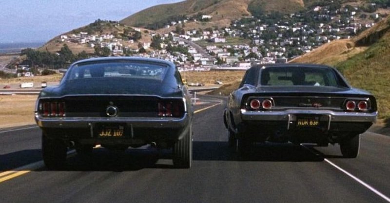 Кадр погони Mustang и Charger