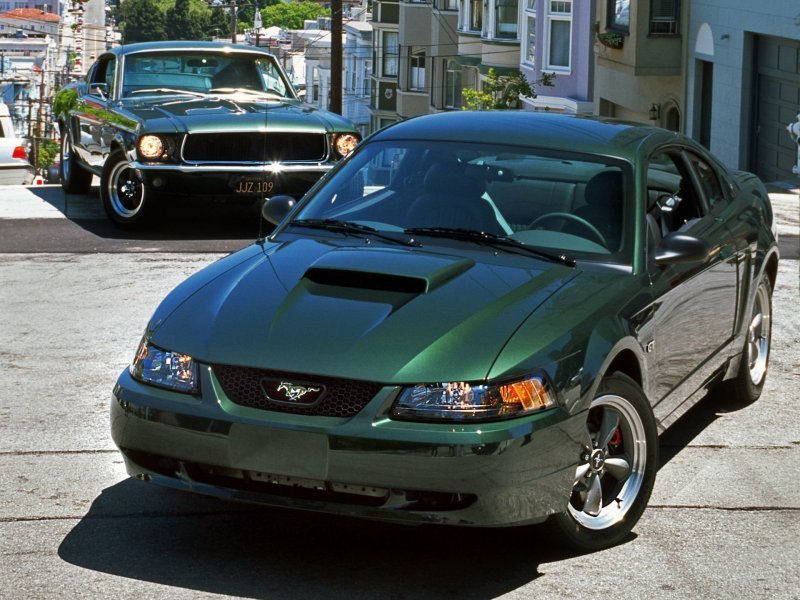 Серийный Ford Mustang Bullitt 2001 года и реплика оригинальной машины на фоне улиц Сан-Франциско