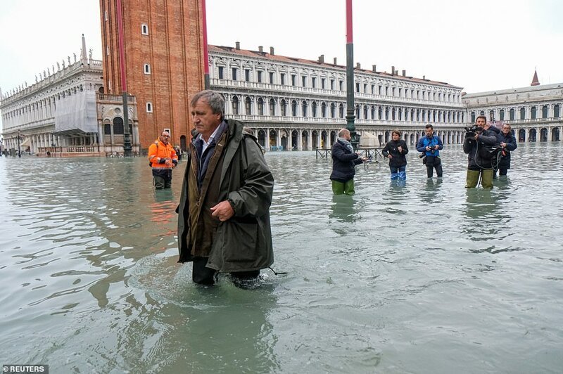 Прогулка по воде: мэр Венеции Луиджи Бруньяро гуляет по затопленной площади Сан-Марко