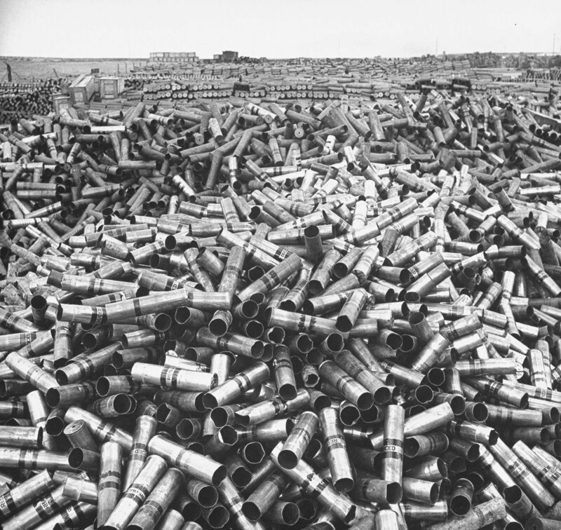 1946 год. 18 миллионов фунтов лома латуни  на складах армии США.