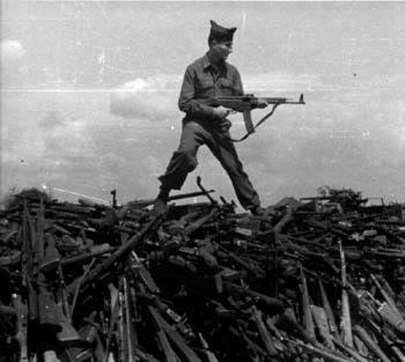 На последнем снимке американский солдат держит немецкую штурмовую винтовку Stg-44 (Sturmgewehr 44)