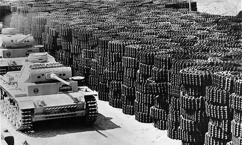Немецкий танк Panzer III покидает производственный завод. 1942 г. На заднем плане гусеницы для танков