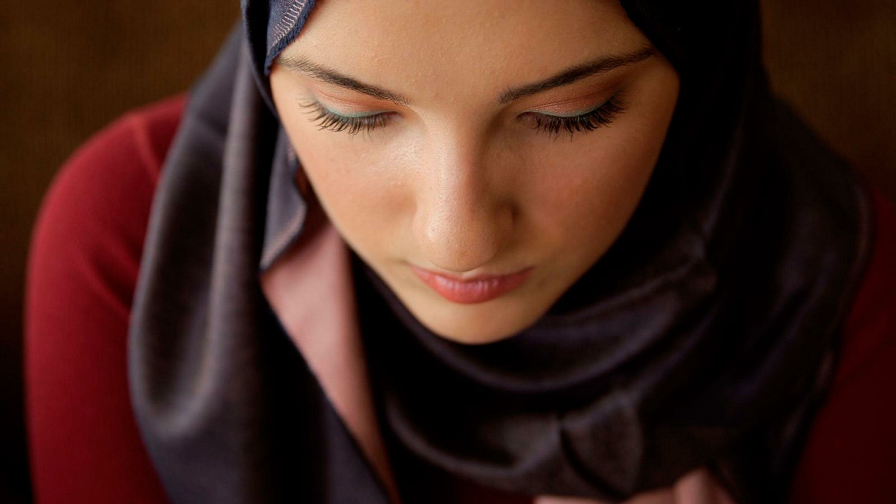 Почему с покрытой головой. Арабские женщины. Женщина в платке. Красивые мусульманки. Девушка в черном платке.