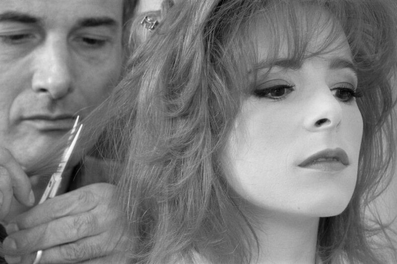 Милен Фармер меняет причёску перед началом работы над новым альбомом "L'Autre", 1991.
