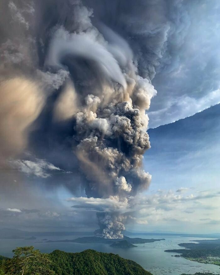 Филиппины вулкан. Вулкан Тааль Филиппины. Вулкан Тааль извержение. Вулкан Таал извержение 2020.