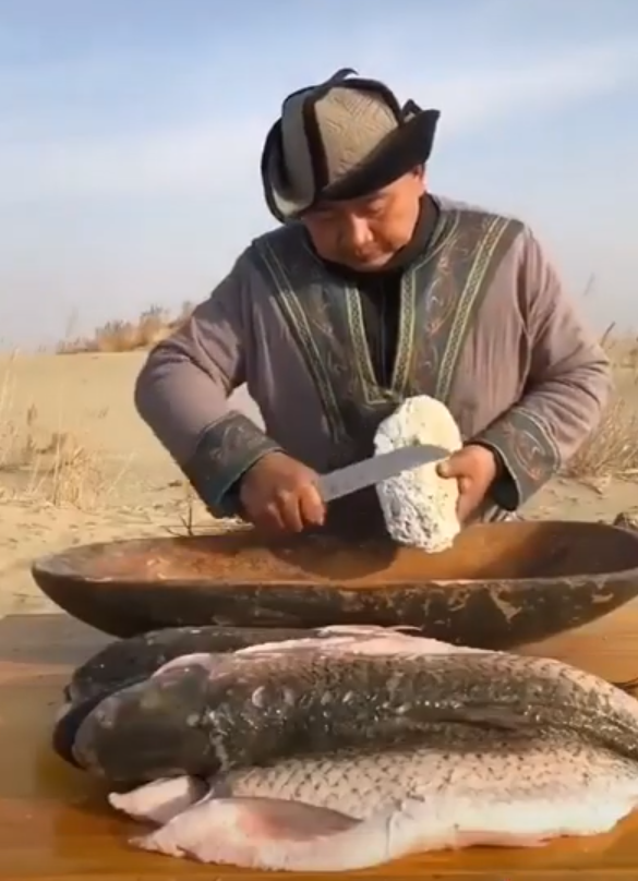 Почистил кетменем: герой видеоролика продемонстрировал особенности национальной рыбалки