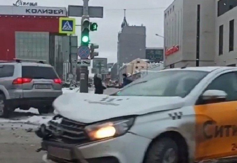 Дорожный знак упал на голову пешеходу после ДТП в Перми