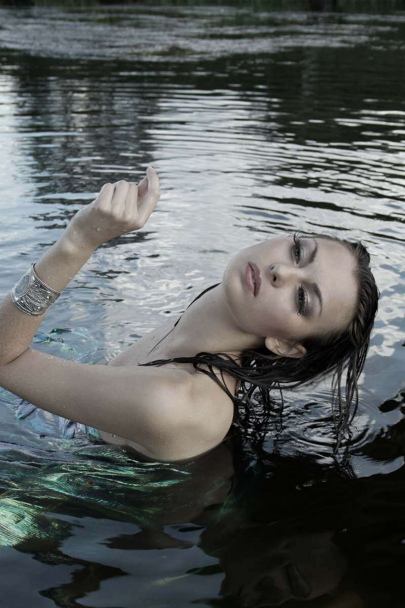 Девушка в воде 18. Наяда Русалка. Фотосессия в воде. Красивые девушки в воде. Девушка в воде фотосессия.