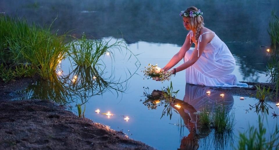 Пускают венки на воду. Пускание венков на Ивана Купала. Венки на воде. С праздником Ивана Купала.