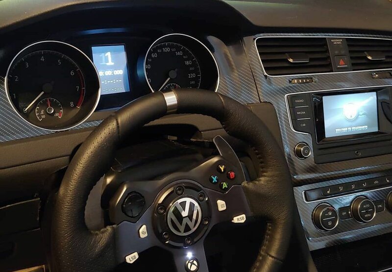 Невероятно реалистичная игровая установка, повторяющая салон Volkswagen Golf