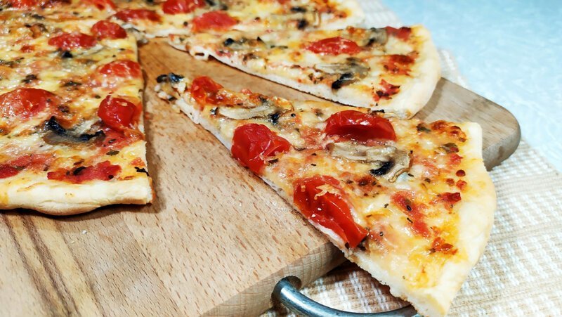 Пицца с грибами сыром и базиликом