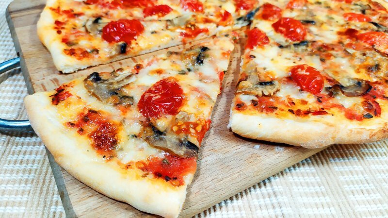 Пицца с грибами сыром и базиликом