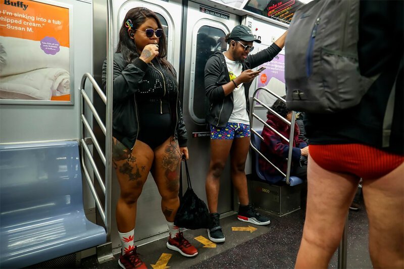 В метро без штанов без цензуры