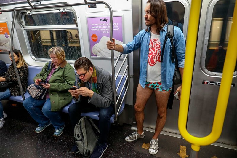 Книга продавец без штанов. Нью Йорк метро без штанов. Метро в Нью-Йорке пассажиры этнических одеждах. 9еаралч праздник в метро без штанов. Девушка которая рекламирует тройку в метро.