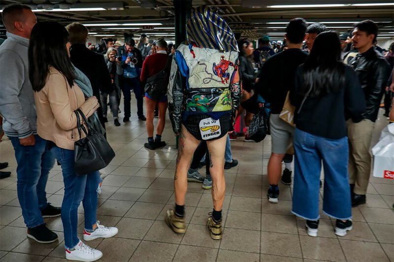 Книга продавец без штанов. Нью Йорк метро без штанов. Техник без штанов.