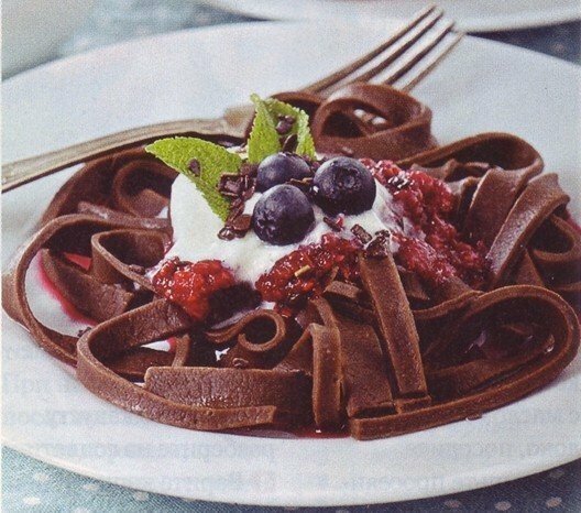 И десерт: шоколадная лапша с ягодным соусом