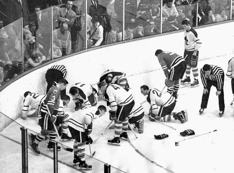 Игроки Toronto Maple Leafs и Chicago Black Hawks ищут потерянную дорогую контактную линзу Джека Эванса. Через месяц Leafs выиграют Кубок Стенли, 1962 год.