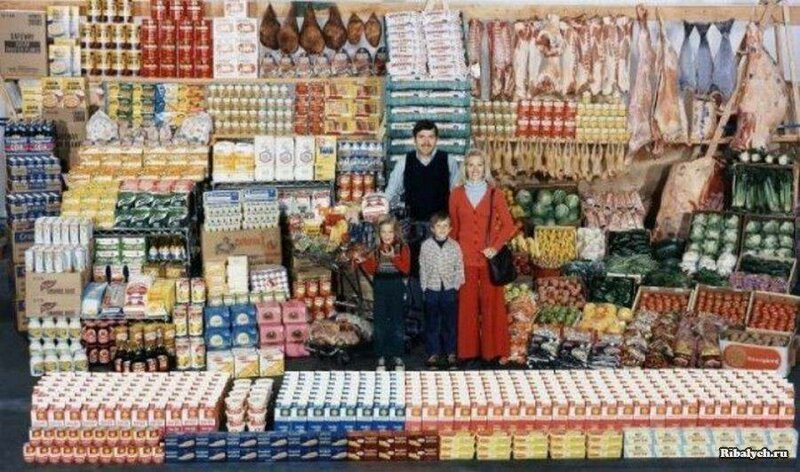 Типичная американская семья стоит среди пищи, которую она потребляет за год. 1978г. 