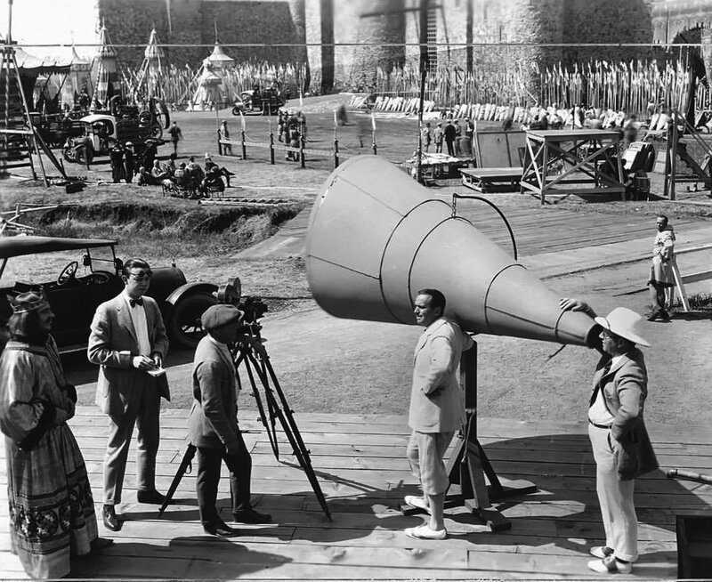 Дуглас Фэрбенкс (в центре) и режиссер Аллан Дван (справа) на съемочной площадке Робин Гуда (1922). 