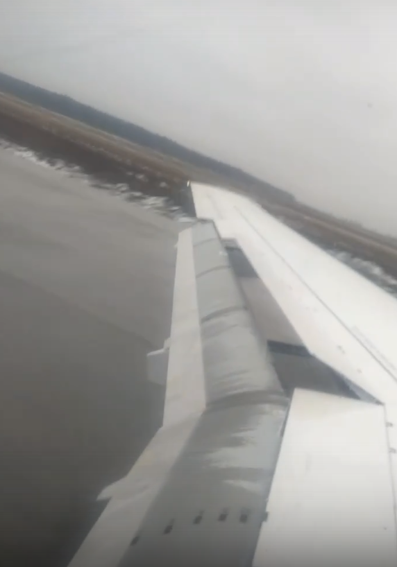 Пассажир экстренно севшего лайнера опубликовал видео приземления на недостроенную полосу