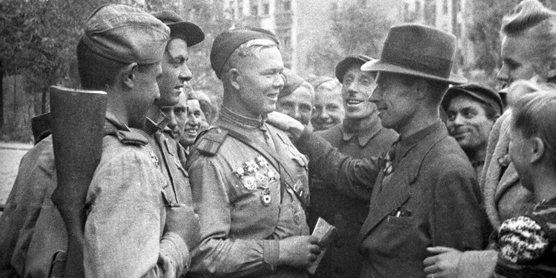 Остановка под Варшавой: приказ Сталина или танки Гитлера?