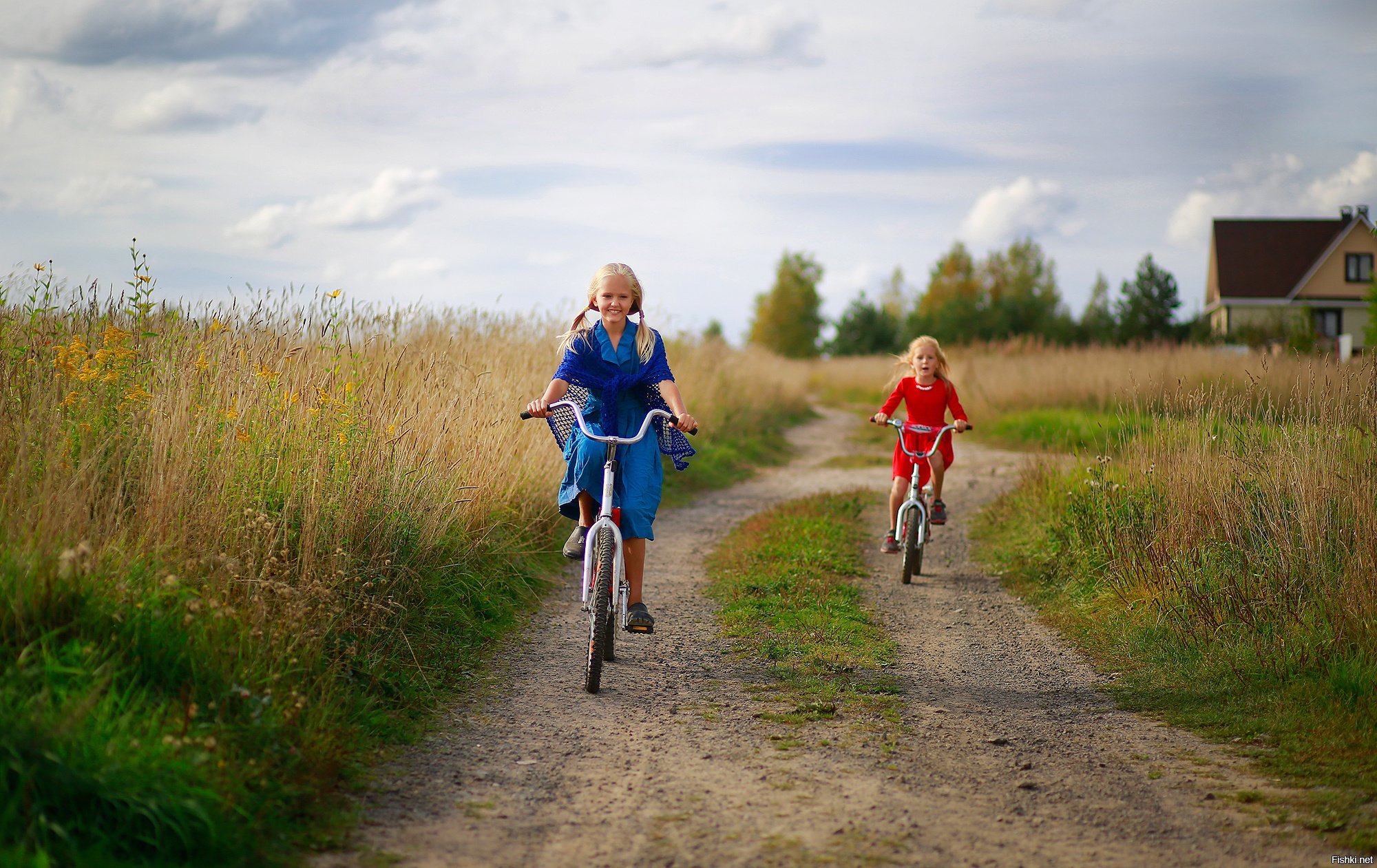 Велосипед для деревни. Дети на велосипедах в деревне. Мальчишки на велосипедах в деревне. Деревенские дети на велосипеде.