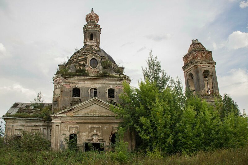Прилепин: все храмы нужно раздать российским миллионерам