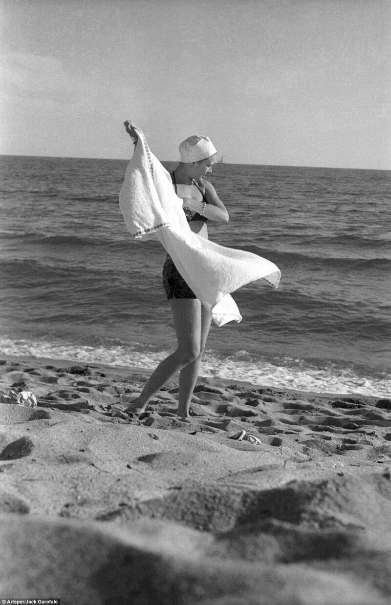 Грейс Келли на пляже. Год спустя она стала принцессой Монако. 