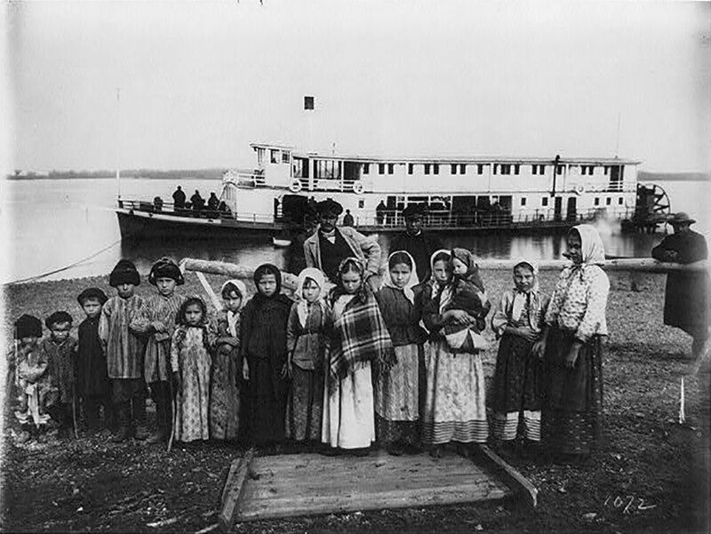 Крестьяне перед рекой Уссури, 1895-96 г.г., с. Иман (ныне г. Дальнереченск). 