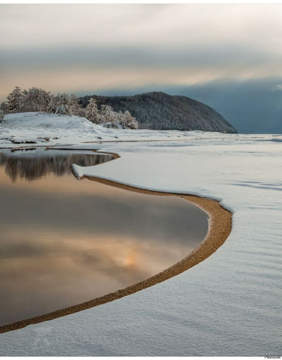 Берег озера зимой. Фёдор Лашков фотограф река. Белое (озеро, Бурятия) озёра Бурятии. Озеро Байкал Бурятия. Зимнее озеро.