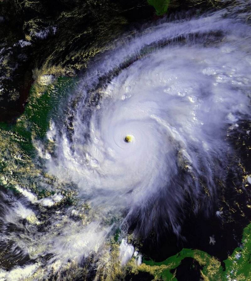 2. Ураган «Митч» (NOAA/Satellite and Information Service)