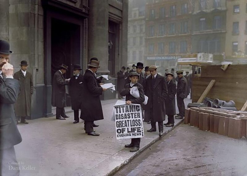 Мальчики продают вечерние газеты с новостью о гибели Титаника, 1912