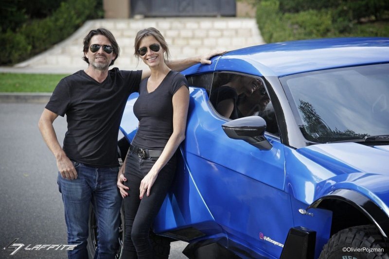 Бруно и Летиция Лаффит на фоне своего вседорожного суперкара X-Road.